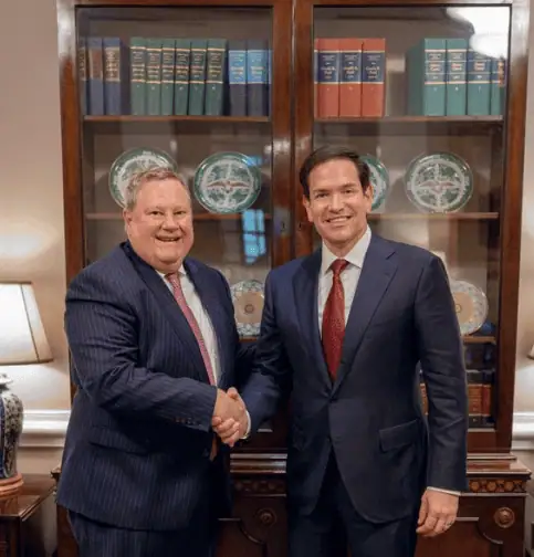 El diplomático Mike Hammer junto al congresista Marco Rubio, durante análisis de nuevs medidas en contra del gobierno cubano.