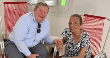 El diplomático Mike Hammer se reúne con disidentes en visitas a barrios de Cuba.